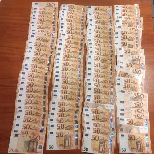 Μεγάλο χρηματικό ποσό βρέθηκε και κατασχέθηκε σε αποθήκη – Το είχε πάρει απατεώνας από ηλικιωμένη
