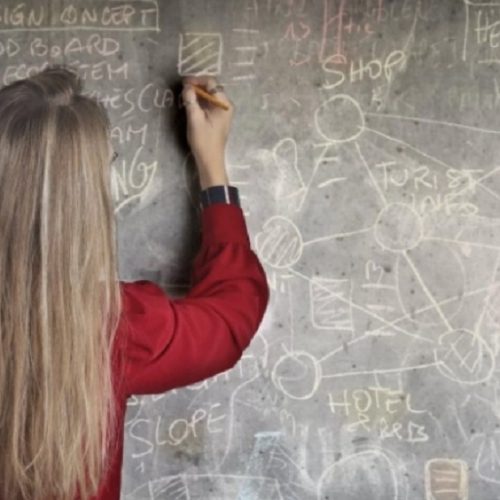 «ΣΑΛΟΣ» στην Αχαΐα – Διευθύντρια σχολείου συμβουλεύει τα κορίτσια για… σχέσεις με αγόρια