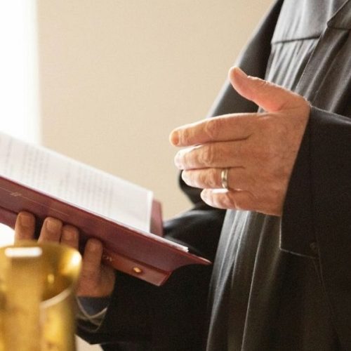 «ΦΡΙΚΗ»: Ιερέας παραδέχτηκε ότι «ΑΣΕΛΓΟΥΣΕ» σε παιδιά
