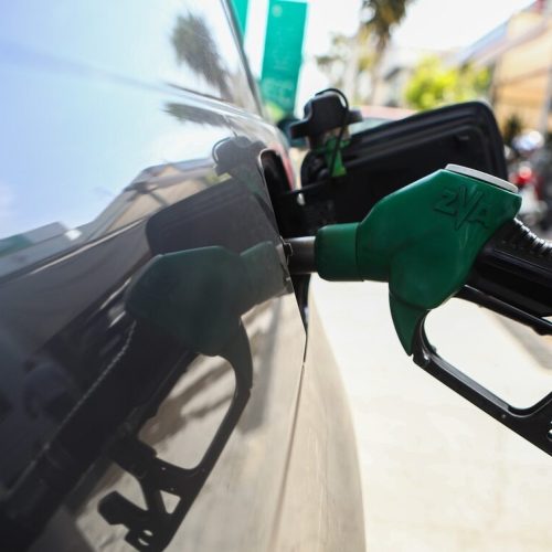 Καύσιμα: Η Ευρώπη κόβει φόρους ενώ η ελληνική κυβέρνηση σχεδιάζει πάλι επιδόματα