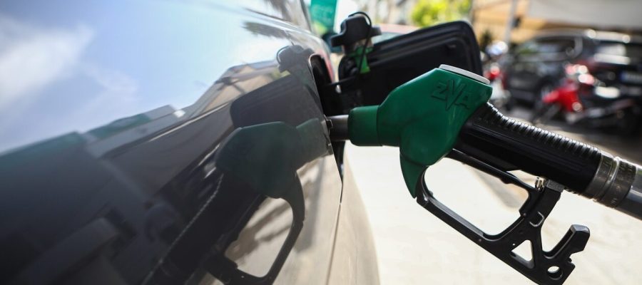 Καύσιμα: Η Ευρώπη κόβει φόρους ενώ η ελληνική κυβέρνηση σχεδιάζει πάλι επιδόματα