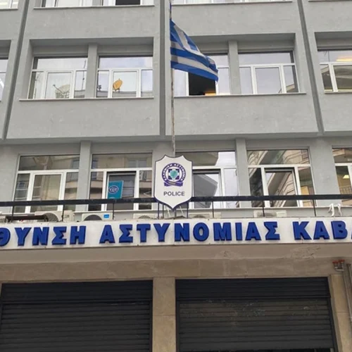 Σοκ στην Καβάλα: Αστυνομικός αυτοπυροβολήθηκε μέσα στο AT