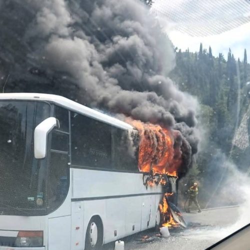 Τρόμος για επιβάτες στην Κέρκυρα – Λεωφορείο παραδόθηκε στις φλόγες (ΒΙΝΤΕΟ)