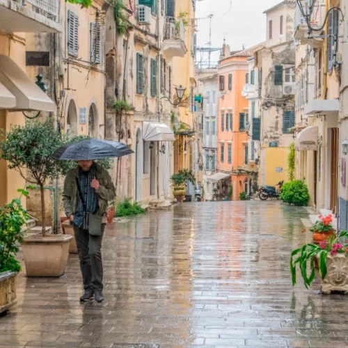 Καιρός 25ης Μαρτίου: Βροχές, χιόνια στα βουνά και ενισχυμένοι βοριάδες