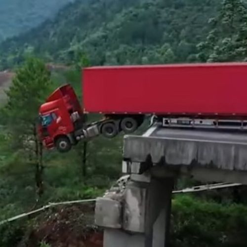 Εφιαλτική στιγμή σε γέφυρα – Νταλίκα κρέμεται στο κενό μετά από κατολίσθηση (ΒΙΝΤΕΟ)