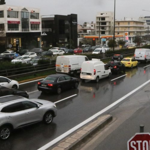Kίνηση τώρα στους δρόμους: Μποτιλιάρισμα σε Κηφισό και κέντρο – Έως 20’ καθυστερήσεις στην Αττική Οδό