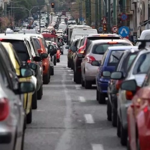 Καραμπόλα με 4 ΙΧ στην Αττική Οδό στο ύψος της εξόδου Πεντέλης, καθυστερήσεις στο ρεύμα προς Ελευσίνα