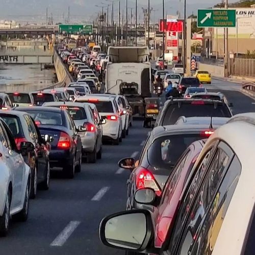 «Καραμπόλα» τεσσάρων οχημάτων στην Αθηνών-Κορίνθου, στο ύψος της λίμνης Κουμουνδούρου