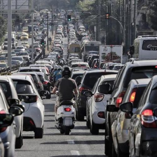 Σοβαρό Μπλοκάρισμα στην Αθηνών: Διακοπή Κυκλοφορίας και Εμπόδια για τα Πυροσβεστικά Οχήματα