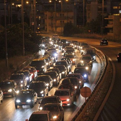 Χάος στην Αθηνών – Λαμίας: Τεράστιες ουρές και ταλαιπωρία οδηγών λόγω έργων και όχι των αγροτών
