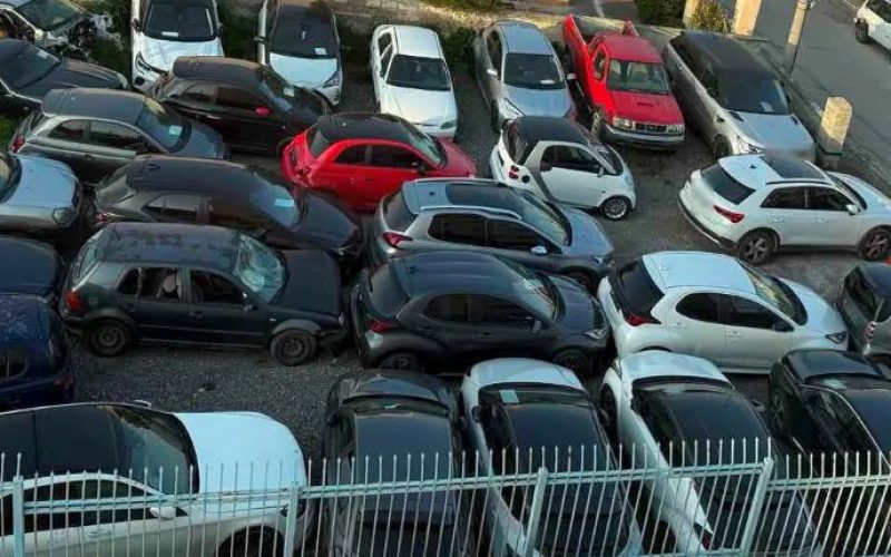 Εκλεβαν αυτοκίνητα, τα παραποιούσαν και τα μεταπωλούσαν σε πολίτες – 13 συλλήψεις
