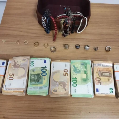 Οικιακή βοηθός έκανε “χρυσές” αγορές με τα 130.000 ευρώ που έκλεψε από ηλικιωμένη – Αυτοκίνητο και σκούτερ η λεία της