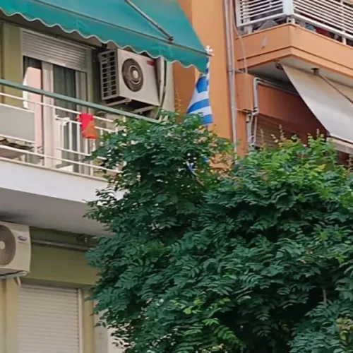 Θεσσαλονίκη: Ο λόγος που κρεμούν κόκκινα πανιά στα μπαλκόνια σήμερα Μεγάλη Πέμπτη θα σας συγκλονίσει