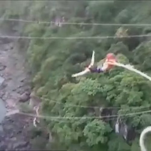Βungee jumping: Η στιγμή που σπάει το σχοινί και πέφτει σε νερό γεμάτο κροκόδειλους