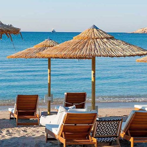 Χαλκιδική: Ιδιοκτήτης beach bar έστησε παράνομα 700 ξαπλώστρες σε παραλία