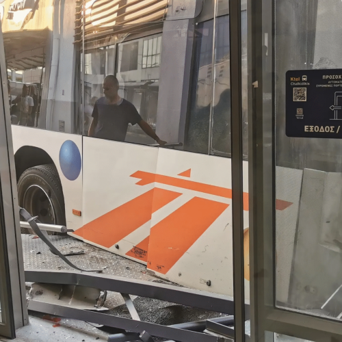 «ΠΑΝΙΚΟΣ»:  Λεωφορείο έπεσε πάνω στο κτήριο των ΚΤΕΛ Χαλκιδικής!