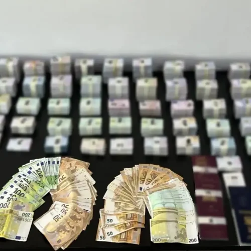 Αττική: Ξεδοντιάστηκε Μεγάλο Κύκλωμα Διακίνησης Λαθρομεταναστών και Πλαστογραφίας – Λεία Άνω των 3 Εκατ. Ευρώ