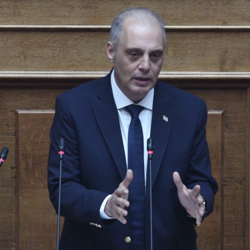 Δεύτερη ημέρα της συζήτησης στην Ολομέλεια της Βουλής της πρότασης δυσπιστίας στην κυβέρνηση που κατέθεσε ο πρόεδρος του ΠΑΣΟΚ-Κινήματος Αλλαγής Νίκος Ανδρουλάκης, με αφορμή το δημοσίευμα του "Βήματος της Κυριακής" για αλλοίωση των διαλόγων του σταθμάρχη της Λάρισας με τους μηχανοδηγούς το βράδυ της 28ης Φεβρουαρίου 2023, όταν και συνέβη η πολύνεκρη σύγκρουση αμαξοστοιχιών στα Τέμπη, Τετάρτη 27 Μαρτίου 2024. Την πρόταση δυσπιστίας του ΠΑΣΟΚ-Κινήματος Αλλαγής στηρίζουν ΣΥΡΙΖΑ-Προοδευτική Συμμαχία, ΚΚΕ, Νέα Αριστερά, Ελληνική Λύση και Πλεύση Ελευθερίας.
(ΣΩΤΗΡΗΣ ΔΗΜΗΤΡΟΠΟΥΛΟΣ/EUROKINISSI)