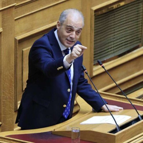 Κ.Βελόπουλος στη Βουλή: «Τυμβωρύχοι της πολιτικής! Εκμεταλλεύεστε τον πόνο των συγγενών των θυμάτων των Τεμπών!»