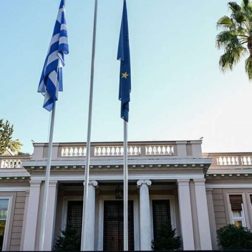 Πανικός στο Μαξίμου: Τρέχουν να «μαζέψουν» το ασυμβίβαστο μετά την εξέγερση των βουλευτών!