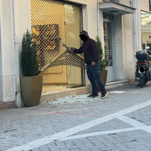 Λήστεψαν κοσμηματοπωλείο στη Λάρισα λίγα μέτρα από τα δικαστήρια – «Τσαλάκωσαν» το ρολό