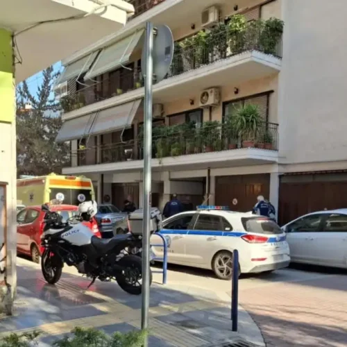 Λάρισα: Άνδρας έπεσε από τον 4ο όροφο πολυκατοικίας και σκοτώθηκε