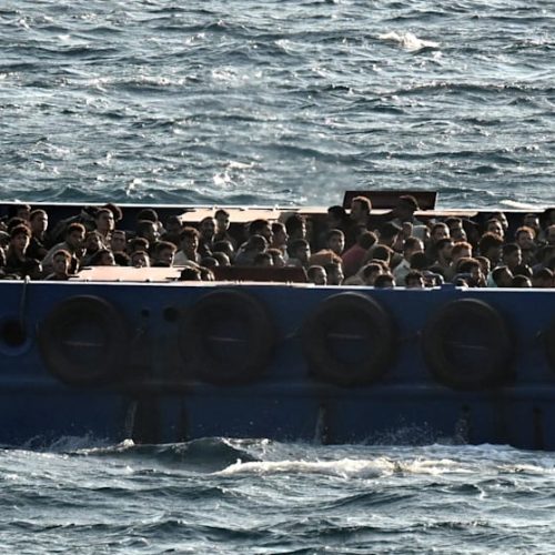 ΠΥΡΟΒΟΛΟΥΜΕ ΤΑ ΠΟΔΙΑ ΜΑΣ! – Τριπλασιάζεται το μερίδιο του προϋπολογισμού για τη μετανάστευση