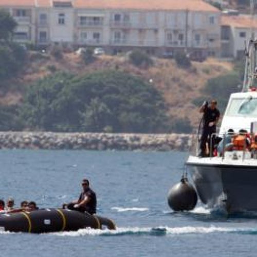 Οι Γάλλοι παρέδωσαν τους «λαθρομετανάστες» – Στη συνέχεια «ζήτησαν πίσω» τα σωσίβιά τους!