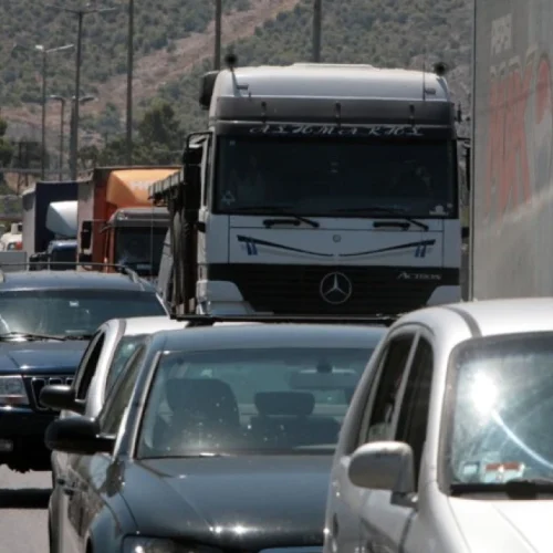 Μποτιλιάρισμα στη Λεωφόρο Αθηνών λόγω καραμπόλας πέντε οχημάτων