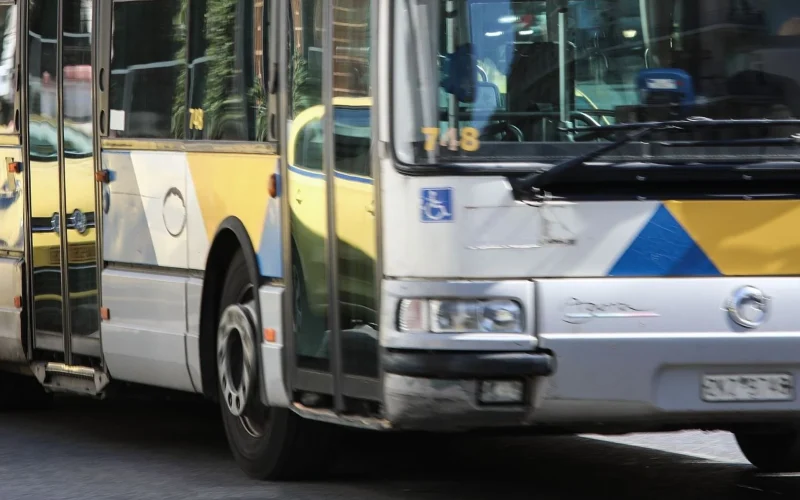Παγκράτι: Άγριο ξύλο μέσα σε αστικό λεωφορείο