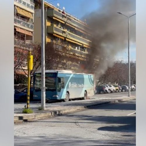 Στις φλόγες αστικό λεωφορείο στην ανατολική Θεσσαλονίκη – Ο οδηγός σώος