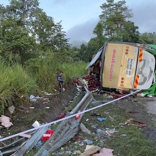 «ΘΡΗΝΟΣ» στη Μαλαισία: Πόσοι «σκοτώθηκαν» λόγω σύγκρουσης λεωφορείου με βαν (ΒΙΝΤΕΟ)