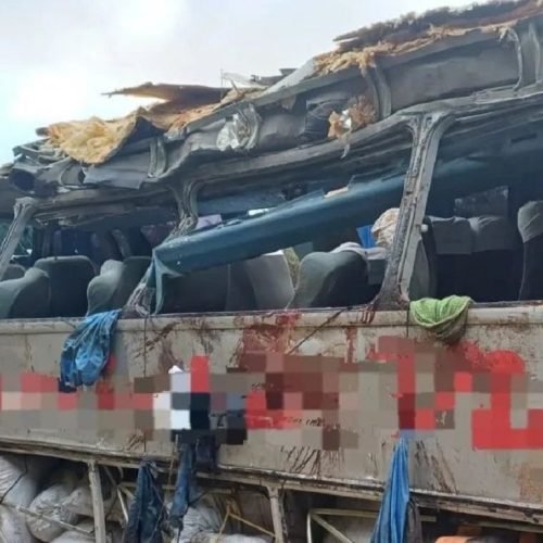 «ΘΡΗΝΟΣ»: Τουλάχιστον 17 νεκροί από ανατροπή λεωφορείου – Τί «συμβαίνει»