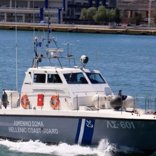 Φωτιά σε ταχύπλοο ανοιχτά της Βουλιαγμένης – Σώοι οι τέσσερις επιβαίνοντες