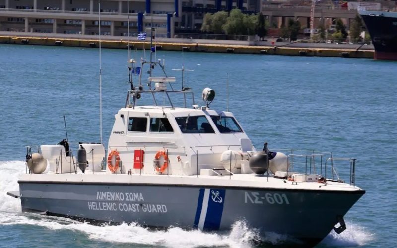 Φωτιά σε ταχύπλοο ανοιχτά της Βουλιαγμένης – Σώοι οι τέσσερις επιβαίνοντες