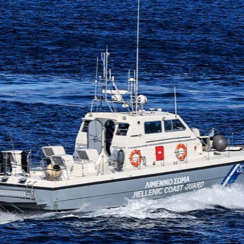 Συναγερμός νότια των Καλών Λιμένων – Επιχείρηση διάσωσης με 14 διασωθέντες