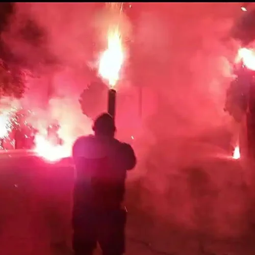 “ΠΕΔΙΟ ΜΑΧΗΣ” – Eριξαν βεγγαλικά με αυτοσχέδια “μπαζούκας” (ΒΙΝΤΕΟ)