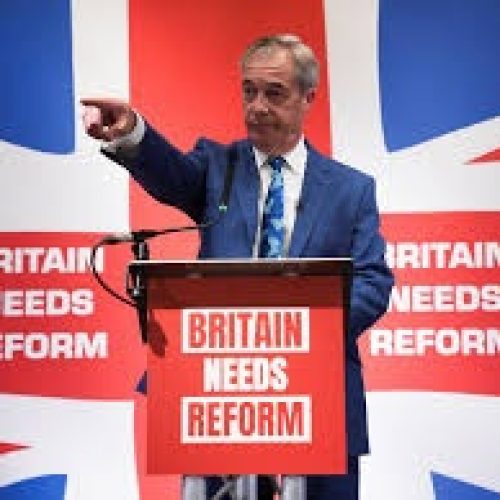 Το Όριο των 60.000 Λιρών: Ο Farage “Κλειδώνει” την Είσοδο – Η Εργατική Κυβέρνηση Απαντά με Δεκαετή Παραμονή.