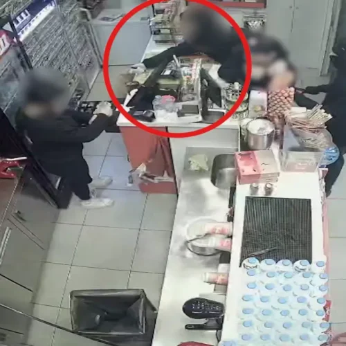 Θεσσαλονίκη: Βίντεο ντοκουμέντο από ένοπλη επίθεση σε ψιλικατζίδικο – Ακούμπησε μαχαίρι στο λαιμό της υπαλλήλου