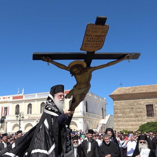 Ζάκυνθος: Πραγματοποιήθηκε η Επίσημη Λιτάνευση Του Εσταυρωμένου – Ευλογία του Σύμπαντος 2025