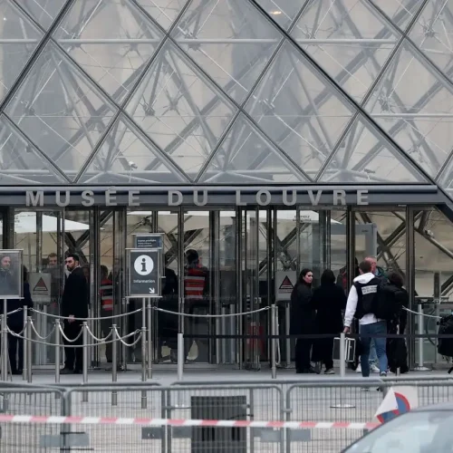 Ληστεία στο Λούβρο: Ο εγκέφαλος «δεν έμεινε ικανοποιημένος με τη λεία» λένε οι διαρρήκτες