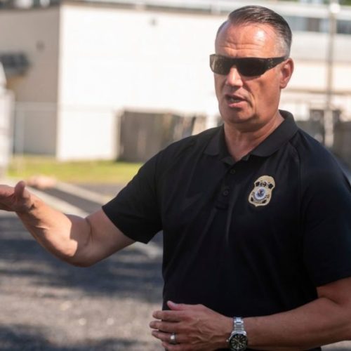 ΗΠΑ: Αποχωρεί από την ηγεσία της ICE ο Τοντ Λάιονς