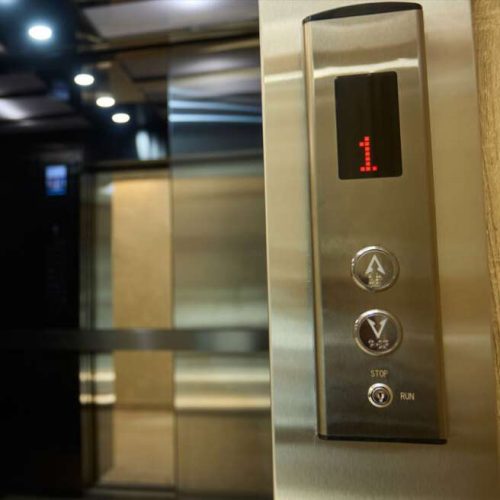 H γιαγιά τον κατάλαβε… και ο κλέφτης βρέθηκε παγιδευμένος!