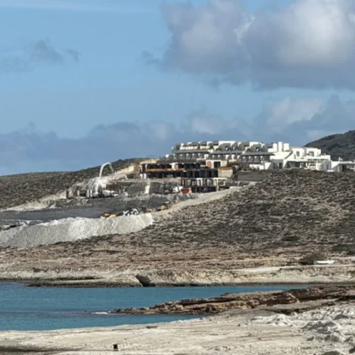 Μήλος σε τσιμεντένιο σταυροδρόμι: Οικοδομικός πυρετός στα νησιά πριν μπει τάξη στον χωροταξικό σχεδιασμό