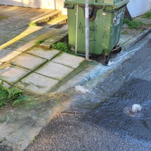 Πλημμύρισαν δρόμοι στο Νέο Ηράκλειο από βλάβη σε αγωγό – Χωρίς νερό πολλά σπίτια