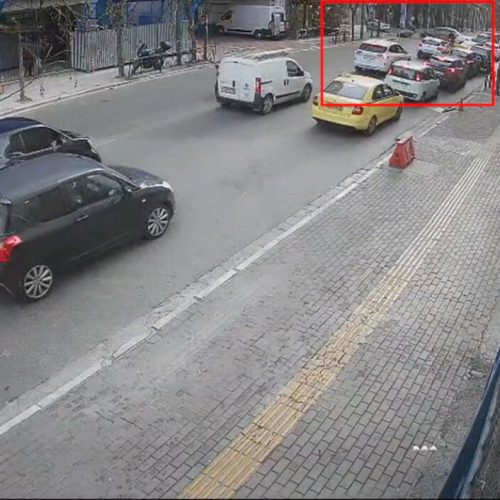 Τροχαίο στο κέντρο της Αθήνας – Αυτοκίνητο πέρασε με κόκκινο και χτύπησε μηχανή, σοβαρά τραυματίας ο αναβάτης