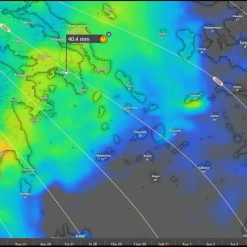112 στην Αττική για περιορισμό των μετακινήσεων: Πώς θα κινηθεί η κακοκαιρία ανά 6ωρο, οι 4 ζώνες για τις βροχές, δείτε χάρτες Η ανάλυση του Θοδωρή Κολυδά δείχνει ότι ο βασικός κίνδυνος δεν είναι η ένταση, αλλά η πολύωρη βροχόπτωση, ιδιαίτερα σε αστικές περιοχές – Τι δείχνουν τα διάφορα προγνωστικά μοντέλα – Το μεσημέρι θα είναι πιο έντονα τα φαινόμενα 112 στην Αττική για περιορισμό των μετακινήσεων: Πώς θα κινηθεί η κακοκαιρία ανά 6ωρο, οι 4 ζώνες για τις βροχές, δείτε χάρτες Μήνυμα από το 112 ήρθε στην Αττική λόγω της κακοκαιρίας. Το μήνυμα της Πολιτικής Προστασίας ζητά από τους πολίτες να περιορίσουν τις μετακινήσεις τους λόγω των έντονων φαινομένων που αναμένεται να εκδηλωθούν στην Αττική.  112 στην Αττική για περιορισμό των μετακινήσεων: Πώς θα κινηθεί η κακοκαιρία ανά 6ωρο, οι 4 ζώνες για τις βροχές, δείτε χάρτες   «Λόγω έντονων καιρικών φαινομένων που αναμένεται να εκδηλωθούν στην Περιφέρεια #Αττικής από το μεσημέρι μέχρι αργά το βράδυ της Τετάρτης περιορίστε τις μετακινήσεις σας στις απολύτως αναγκαίες. Ακολουθείτε τις οδηγίες των Αρχών» αναφέρει το 112.  Ανά 6ωρα η κακοκαιρία στην Αττική Νεότερα προγνωστικά δεδομένα για την εξέλιξη της κακοκαιρίας έδωσε στην ιστοσελίδα του και ο Θοδωρής Κολυδάς. Όπως αναφέρει, τα νεότερα στοιχεία δείχνουν ότι τα φαινόμενα δεν θα είναι απαραίτητα ακραία σε ένταση, αλλά θα έχουν διάρκεια και επιμονή. Αυτό σημαίνει ότι οι βροχές, ακόμη και αν είναι κατά διαστήματα μέτριες, μπορούν να δημιουργήσουν προβλήματα λόγω της πολύωρης εκδήλωσής τους, ιδιαίτερα σε αστικές περιοχές όπως η Αττική.  Για τον λόγο αυτό, η προσοχή στρέφεται περισσότερο στο πόσο θα κρατήσει η κακοκαιρία και λιγότερο στο πόσο δυνατή θα είναι σε κάθε φάση της.  Μάλιστα ο γνωστός μετεωρολόγος δίνει αναλυτική πρόγνωση για την εξέλιξη της κακοκαιρίας ανά 6ωρο στην Αττική.  Αναλυτικά η πρόγνωση Κολυδά για την εξέλιξη της κακοκαιρίας:  «Με βάση τα νεότερα προγνωστικά δεδομένα του Ευρωπαϊκού Κέντρου, εξετάσαμε αναλυτικά την εξέλιξη της κακοκαιρίας που επηρεάζει τη χώρα, χωρίζοντας το επεισόδιο σε τέσσερα διαδοχικά εξάωρα.  Η προσέγγιση αυτή επιτρέπει μια πιο ρεαλιστική αποτίμηση της χρονικής κατανομής των φαινομένων και αποφεύγει τις απλουστεύσεις που συχνά οδηγούν σε λανθασμένα συμπεράσματα.  Σημειώνεται ότι το Ευρωπαϊκό μοντέλο διαφοροποιείται νεότερα προγνωστικά δεδομένα του Ευρωπαϊκού Κέντρου, εξετάσαμε αναλυτικά την εξέλιξη της κακοκαιρίας που επηρεάζει τη χώρα, χωρίζοντας το επεισόδιο σε τέσσερα διαδοχικά εξάωρα.  Η προσέγγιση αυτή επιτρέπει μια πιο ρεαλιστική αποτίμηση της χρονικής κατανομής των φαινομένων και αποφεύγει τις απλουστεύσεις που συχνά οδηγούν σε λανθασμένα συμπεράσματα.  Σημειώνεται ότι το ευρωπαϊκό μοντέλο διαφοροποιείται σε σχέση με το GFS και το ICON κυρίως ως προς τα εκτιμώμενα ύψη βροχής. Μέχρι στιγμής, ωστόσο, το ευρωπαϊκό παρουσιάζει πιο αξιόπιστη και σταθερή συμπεριφορά, ενώ τα νεότερα τρεξίματά του συγκλίνουν σε ελαφρώς αυξημένα 24ωρα αθροίσματα υετού σε σχέση με τις πρωινές προγνώσεις, χωρίς να αλλάζουν τη συνολική εικόνα της κακοκαιρίας.   ECMWF GFS ICON   Γιατί τα μοντέλα διαφέρουν ακόμη και «την τελευταία στιγμή» Η εικόνα που προκύπτει από τα τρία μοντέλα — — δείχνει ότι ακόμη και λίγες ώρες πριν από το επεισόδιο, οι διαφορές στα 24ωρα ύψη υετού παραμένουν σημαντικές (40.4 , 59.7 και 84.8 mm.  Αυτό δεν είναι ένδειξη «αστοχίας», αλλά αποτέλεσμα της φύσης του φαινομένου: ένα δυναμικό, ασύμμετρο σύστημα, με υετό που εξαρτάται έντονα από τη μικροκλίμακα, τη σύγκλιση χαμηλών ρευμάτων και τη χρονική επιμονή των ζωνών βροχής.    Συντηρητικό, αλλά σταθερό Το ευρωπαϊκό μοντέλο ECMWF  εμφανίζεται πιο συγκρατημένο στα ύψη βροχής, με τιμές γύρω στα 40–60 mm για την Αττική. Το πλεονέκτημά του δεν είναι η «ένταση», αλλά η χρονική συνοχή : από τρέξιμο σε τρέξιμο δεν παρουσιάζει απότομες διακυμάνσεις και αποτυπώνει καλύτερα τη διάρκεια του υετού. Αυτή η συμπεριφορά το καθιστά συχνά πιο αξιόπιστο σε επεισόδια παρατεταμένης βροχής, χωρίς έντονη καταιγιδογενή δομή.  112 στην Αττική για περιορισμό των μετακινήσεων: Πώς θα κινηθεί η κακοκαιρία ανά 6ωρο, οι 4 ζώνες για τις βροχές, δείτε χάρτες   Υπερβάλλει στην ποσότητα, όχι απαραίτητα άδικα Το ICON δίνει σαφώς υψηλότερα αθροίσματα, με τοπικές τιμές που προσεγγίζουν ή ξεπερνούν τα 80 mm. Συχνά κατηγορείται για «υπερβολή», όμως σε τέτοιες περιπτώσεις λειτουργεί ως προειδοποιητικό σήμα : αναγνωρίζει καλύτερα τη δυναμική ανατροφοδότηση και τη δυνατότητα τοπικών ραγδαιοτήτων. Δεν σημαίνει ότι θα επαληθευτεί πλήρως, αλλά ότι το ταβάνι του κινδύνου είναι υψηλότερο από αυτό που δείχνουν τα πιο συντηρητικά σενάρια.  112 στην Αττική για περιορισμό των μετακινήσεων: Πώς θα κινηθεί η κακοκαιρία ανά 6ωρο, οι 4 ζώνες για τις βροχές, δείτε χάρτες   Ενδιάμεσο αλλά ευαίσθητο στη γεωμετρία Το GFS κινείται ανάμεσα στα δύο, με τιμές που άλλοτε πλησιάζουν το ECMWF και άλλοτε το ICON, εμφανίζοντας όμως έντονη χωρική ανομοιογένεια. Αυτό δείχνει αυξημένη ευαισθησία στη γεωμετρία των ζωνών σύγκλισης και στο ανάγλυφο, κάτι που μπορεί να είναι πλεονέκτημα ή μειονέκτημα, ανάλογα με το αν η πραγματική εξέλιξη «κουμπώσει» πάνω στις λεπτομέρειες που προσομοιώνει.  112 στην Αττική για περιορισμό των μετακινήσεων: Πώς θα κινηθεί η κακοκαιρία ανά 6ωρο, οι 4 ζώνες για τις βροχές, δείτε χάρτες   Το κρίσιμο φίλτρο είναι το αστικό περιβάλλον και εδώ βρίσκεται η ουσία της αξιολόγησης. Σε ένα αστικό περιβάλλον όπως η Αθήνα, η επικινδυνότητα δεν κρίνεται μόνο από το απόλυτο ύψος βροχής, αλλά από τη διάρκεια, τη χρονική συγκέντρωση, την προηγηθείσα βροχή, και τη μειωμένη απορροφητικότητα του εδάφους. Υπό αυτό το πρίσμα, ακόμη και 60–80 mm σε 24 ώρες δεν συνιστούν “ακραίο” μετεωρολογικό γεγονός, αλλά μπορούν να αποτελέσουν λειτουργικά επικίνδυνη κατάσταση για μια πόλη. Αυτό μας οδηγεί στη σκέψη ότι μάλλον ήταν σωστή η επιλογή του “χειρότερου σεναρίου” καθώς οι διαφορές τους παραμένουν μεγάλες μέχρι την τελευταία στιγμή, το αστικό ρίσκο δεν επιτρέπει πολυτέλεια υποεκτίμησης, και το κόστος πρόληψης είναι μικρότερο από το κόστος αιφνιδιασμού. Η μετεωρολογία εδώ δεν καλείται να προβλέψει ένα ακραίο φαινόμενο, αλλά να διαχειριστεί την αβεβαιότητα. Και σε τέτοιες περιπτώσεις, η επιλογή του πιο δυσμενούς ρεαλιστικού σεναρίου δεν είναι υπερβολή — είναι ένδειξη ωριμότητας.  Ανάλυση για την Ελλάδα – Αττική με τα δεδομένα του ECMWF Επιλέξαμε να αναλύσουμε τα νεότερα προγνωστικά δεδομένα του Ευρωπαϊκού Κέντρου , χωρίζοντας το επεισόδιο σε τέσσερα διαδοχικά εξάωρα.  Η προσέγγιση αυτή επιτρέπει μια πιο ρεαλιστική αποτίμηση της χρονικής κατανομής των φαινομένων και αποφεύγει τις απλουστεύσεις που συχνά οδηγούν σε λανθασμένα συμπεράσματα. Η ΕΜΥ και η Επιτροπή εκτίμησης κινδύνου θα αναλύσει όλα τα δεδομένα συγκρίνοντας ομοιότητες και διαφορές.  Πρωινή φάση (οργάνωση)  kairos-xartis-4  Το σύστημα βρίσκεται ακόμη στο στάδιο της οργάνωσης. Οι πιο αξιόλογες βροχές εντοπίζονται στα δυτικά και νοτιοδυτικά, στο Ιόνιο και τη δυτική Πελοπόννησο, με στρωματομορφικό κυρίως χαρακτήρα. Η κεραυνική δραστηριότητα είναι περιορισμένη και κατά βάση θαλάσσια.  Πρόκειται για τη «χαμηλόφωνη» αρχή, που συχνά περνά απαρατήρητη αλλά θέτει τη βάση για τη συνέχεια.  Στην Αττική, οι βροχές ξεκινούν ασθενείς έως μέτριες, με διακοπές. Το σκηνικό δεν προδιαθέτει για προβλήματα και εύκολα δημιουργείται η αίσθηση ότι η περιοχή βρίσκεται στο περιθώριο της κακοκαιρίας.  Ωστόσο, αυτή η φάση λειτουργεί ως «προθέρμανση» του υδρολογικού συστήματος.  Μεσημέρι (επιτάσχυνση και εξάπλωση)  kairos-xartis-5  Εδώ εμφανίζεται καθαρά η ταχύτερη έλευση των βροχών. Η ζώνη υετού εξαπλώνεται γρήγορα προς την κεντρική και ανατολική Ελλάδα, με πιο συνεκτικά και εκτεταμένα φαινόμενα. Παράλληλα, κάνουν την εμφάνισή τους σποραδικοί κεραυνοί ενσωματωμένοι μέσα στη γενικευμένη βροχή.  Είναι το χρονικό σημείο όπου η ανώτερη δυναμική «κουμπώνει» με την υγρασία και αυξάνει τον κίνδυνο τοπικών ραγδαιοτήτων.  Εδώ οι περισσοτερες βροχές στην Αττική έρχονται νωρίτερα και πιο οργανωμένα απ’ ό,τι θα ανέμενε κανείς από την χθεσινή πρωινή εικόνα. Η βροχή γίνεται πιο συνεχής, με τοπικές εντάσεις, κυρίως στα δυτικά και βόρεια του νομού, ενώ δεν αποκλείονται μεμονωμένοι κεραυνοί. Πρόκειται για τη χρονική ζώνη με τον μεγαλύτερο κίνδυνο υποεκτίμησης.  Απόγευμα (ώριμη φάση)  kairos-xartis-6  Το σύστημα εμφανίζεται ώριμο και λιγότερο ομοιόμορφο. Οι βροχές παραμένουν εκτεταμένες, αλλά με εναλλαγές έντασης και τοπικές εξάρσεις. Η κεραυνική δραστηριότητα γίνεται πιο αισθητή σε επιλεγμένες περιοχές, κυρίως στα νότια και στα θαλάσσια τμήματα, χωρίς όμως να μετατρέπεται σε γενικευμένη καταιγίδα. Το βάρος μετατοπίζεται στη διάρκεια και στη συσσώρευση υετού. Τα φαινόμενα στην Αττική συνεχίζονται με διακυμάνσεις. Δεν πρόκειται για γενικευμένες καταιγίδες, αλλά για ένα μωσαϊκό βροχής με αιφνίδιες εξάρσεις και πιθανή σποραδική ηλεκτρική δραστηριότητα. Η συσσώρευση υετού αρχίζει να παίζει καθοριστικό ρόλο, ειδικά στο αστικό περιβάλλον.  Νυχτερινή φάση (επιμονή και υπολειμματική αστάθεια)   kairos-xartis-7 Κατά τη διάρκεια της νύχτας, τα φαινόμενα δεν «σβήνουν». Ο υετός επιμένει σε αρκετές περιοχές, συχνά με πιο ανοργάνωτο χαρακτήρα, ενώ παραμένει πιθανή η σποραδική ηλεκτρική δραστηριότητα, κυρίως σε θαλάσσιες ζώνες μέσα στο Αιγαίο . Είναι η φάση όπου η κόπωση του συστήματος δεν σημαίνει απουσία κινδύνου, αλλά παρατεταμένη επιβάρυνση. Κατά τη νύχτα, οι βροχές στην Αττική δεν αποχωρούν άμεσα. Παραμένουν κατά διαστήματα, συντηρώντας την επιβάρυνση, ενώ ο κίνδυνος προέρχεται πλέον όχι από την ένταση, αλλά από τη διάρκεια και τη συσσωρευτική δράση. Σε αυτή τη φάση, ακόμη και μέτριες βροχές μπορεί να προκαλέσουν προβλήματα, ακριβώς επειδή έχουν προηγηθεί πολλές ώρες υετού.  Κλείνουμε υπενθυμίζοντας ότι η ουσία της πρόγνωσης δεν βρίσκεται μόνο στους αριθμούς, αλλά στον τρόπο με τον οποίο εξελίσσονται τα φαινόμενα στον χρόνο και στον χώρο. Η συγκεκριμένη κακοκαιρία δεν χαρακτηρίζεται από ακραίες κορυφώσεις, αλλά από επιμονή, χρονική συσσώρευση και τοπικές εξάρσεις , στοιχεία που συχνά οδηγούν σε υποεκτίμηση του πραγματικού κινδύνου. Τα νεότερα δεδομένα επιβεβαιώνουν ότι απαιτείται αυξημένη προσοχή, ιδιαίτερα σε αστικές και ευάλωτες περιοχές, καθώς ακόμη και μέτρια ύψη βροχής μπορούν να προκαλέσουν προβλήματα όταν εκδηλώνονται με διάρκεια . Η συνεχής παρακολούθηση των επικαιροποιημένων προγνώσεων και οι επαληθεύσεις των αριθμητικών μοντέλων παραμένει καθοριστική, όχι για να καλλιεργηθεί ανησυχία, αλλά για να υπάρχει έγκαιρη και ψύχραιμη προσαρμογή στην πραγματική δυναμική του καιρού».