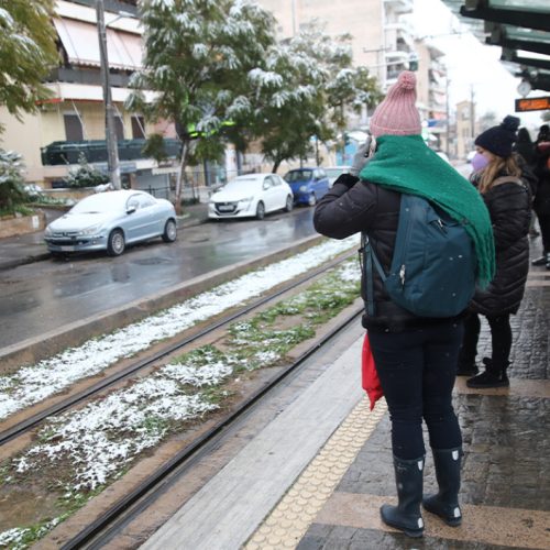 Χιονοθύελλα… στα λόγια; Σύγκρουση μετεωρολόγων για χιόνια μέχρι τη θάλασσα και “πολικές φωτοβολίδες