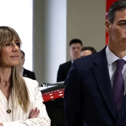 Σε δίνη πολιτικής κρίσης ο Σάντσεθ μετά την παραπομπή της συζύγου του σε δίκη για διαφθορά