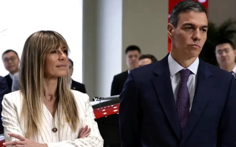 Σε δίνη πολιτικής κρίσης ο Σάντσεθ μετά την παραπομπή της συζύγου του σε δίκη για διαφθορά